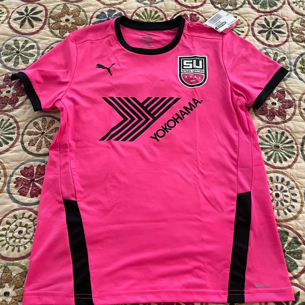Puma Girl’s or Women’s Bright Pink Soccer Jersey, Size M, New With Tags